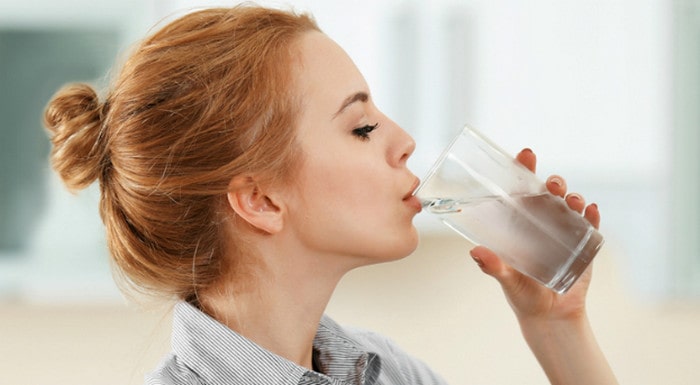 Uống đủ nước là một bước rất quan trọng trong chăm sóc da 