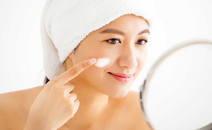 Bôi kem dưỡng ẩm giúp da mềm mại