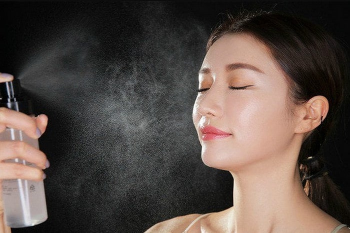 Chăm sóc da mặt khô rát đỏ vào mùa đông bằng xịt khoáng thường xuyên
