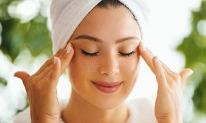 Vùng da mắt cũng rất cần được chăm sóc để chống lão hóa da
