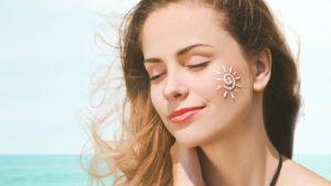 Bôi kem chống nắng giúp giảm tác động từ ánh nắng mặt trời lên da